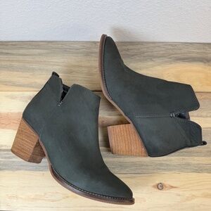 Blondo NORMA Dark Greek Bootie Stacked Heel Women's Size 8 Great Condition!